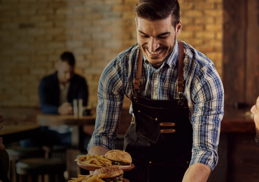 Quais são as perspectivas dos especialistas para o food service em 2023?