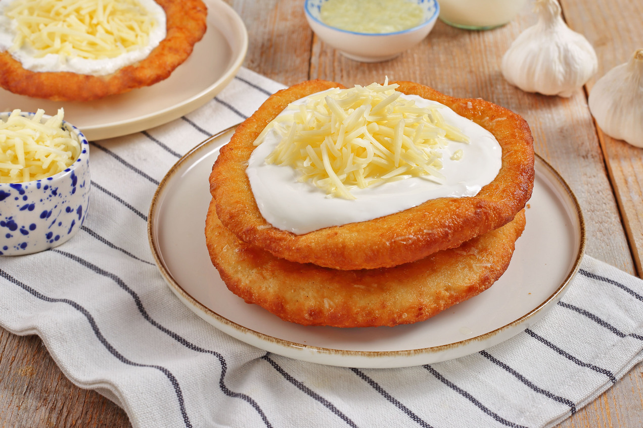 Lángos: O saboroso prato húngaro que conquista paladares - Monte Carlo ...